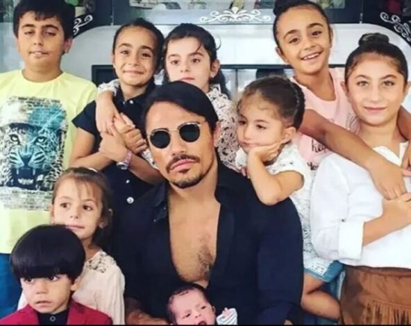 Νουρσέτ: Ο κρεοπώλης που ξεκίνησε από την Τουρκία, το βίντεο που τον έκανε διάσημο, τα εκατομμύρια στα χέρια του και τα 9 παιδιά