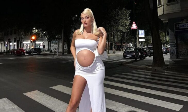 Ποζάρει χωρίς μπλούζα και δείχνει τη φουσκωμένη της κοιλιά: Η ολόσωμη φωτογραφία στον 6ο μήνα της εγκυμοσύνης της