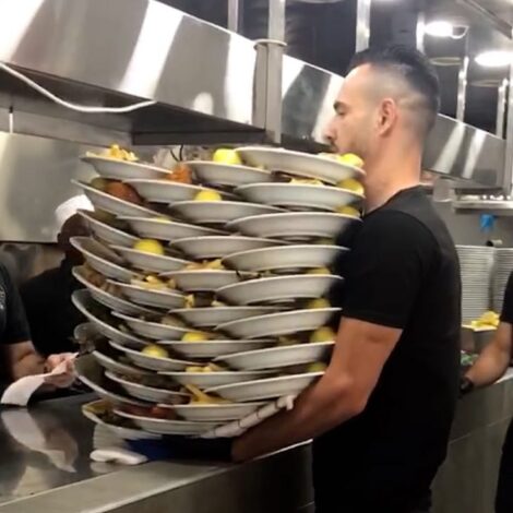 Μας έχει αφήσει με το στόμα ανοιχτό: Viral σερβιτόρος κουβαλάει 33 πιάτα γεμάτα φαγητό με τη μία