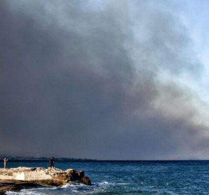 Φωτιά Κορινθίας Ανθρωπιστική Κρίση και Καταστροφή Στην Περιοχή Ξυλόκαστρο