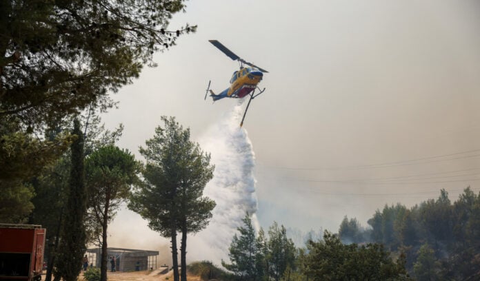 Πυρκαγιά στο Ξυλόκαστρο Καίει Δασική Έκταση Στην Περιοχή Ροζενά