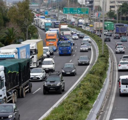 Φωτιά σε φορτηγό στην Εθνική Οδό Αθηνών Θεσσαλονίκης προκαλεί κυκλοφοριακά προβλήματα