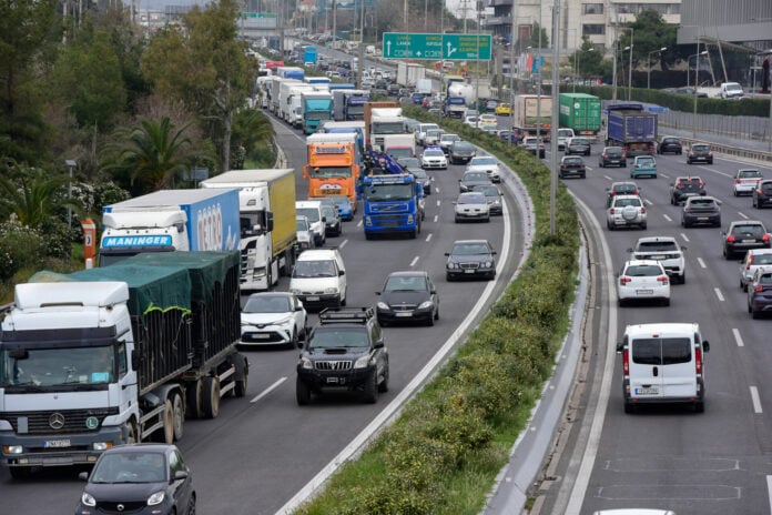 Φωτιά σε φορτηγό στην Εθνική Οδό Αθηνών Θεσσαλονίκης προκαλεί κυκλοφοριακά προβλήματα