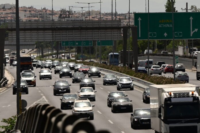 Δυσκολίες στην Κυκλοφορία στους Δρόμους του Λεκανοπεδίου λόγω Ανατροπής Φορτηγού