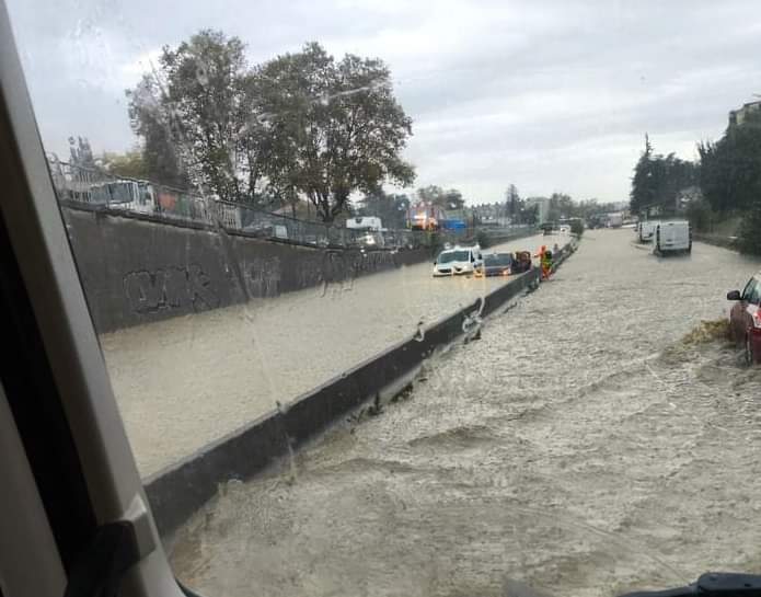 Σοβαρές Πλημμύρες στη Γαλλία λόγω Ασυνήθιστων Βροχοπτώσεων