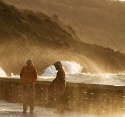 Καταστροφική καταιγίδα πλήττει τη δυτική Ευρώπη προκαλώντας θύματα και σοβαρές ζημιές