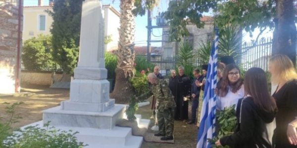 Ο αποχαιρετισμός του τελευταίου ήρωα της Λέσβου