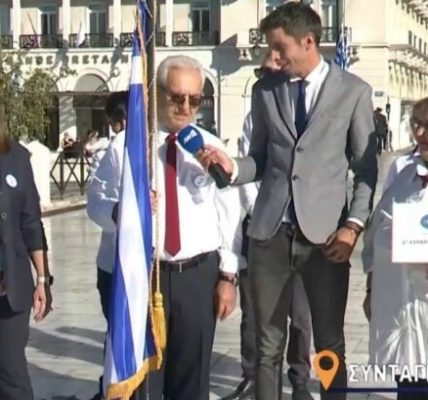 Ο 80χρονος Βασίλης Παναγιωταρόπουλος σημαιοφόρος της παρέλασης και σύμβολο ελπίδας για τα όνειρα